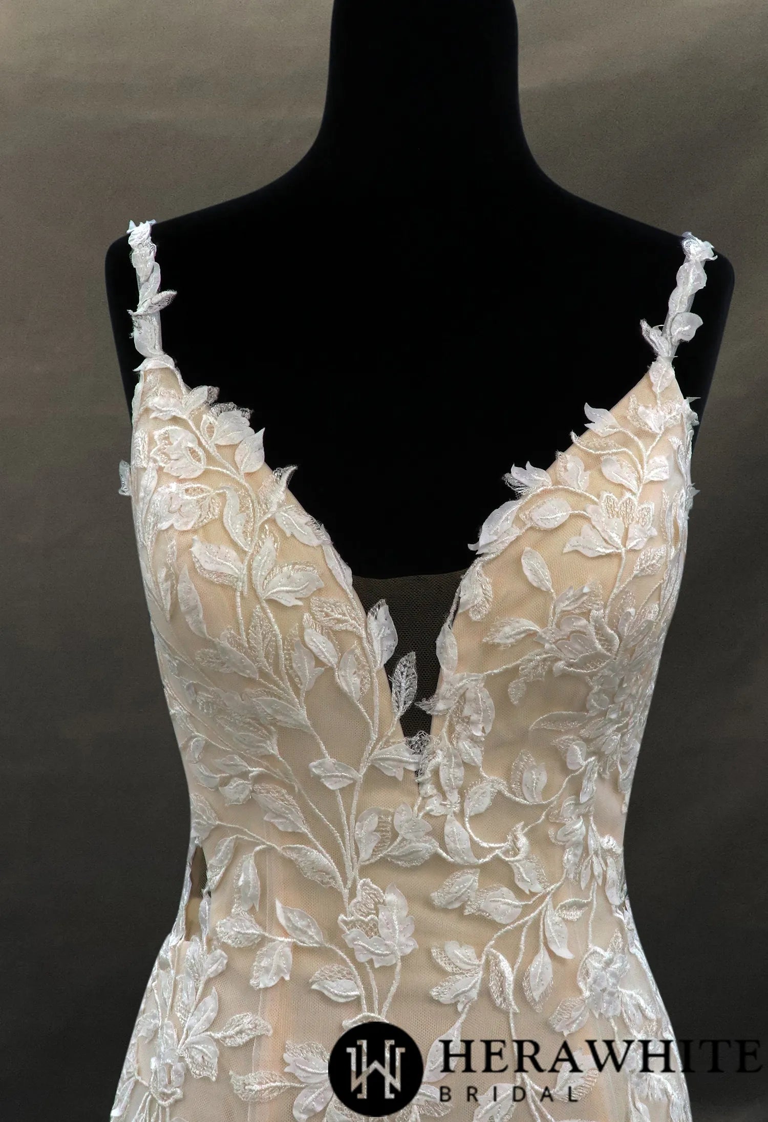 Romantic V-neck Mermaid Gown With Leaf Pattern
