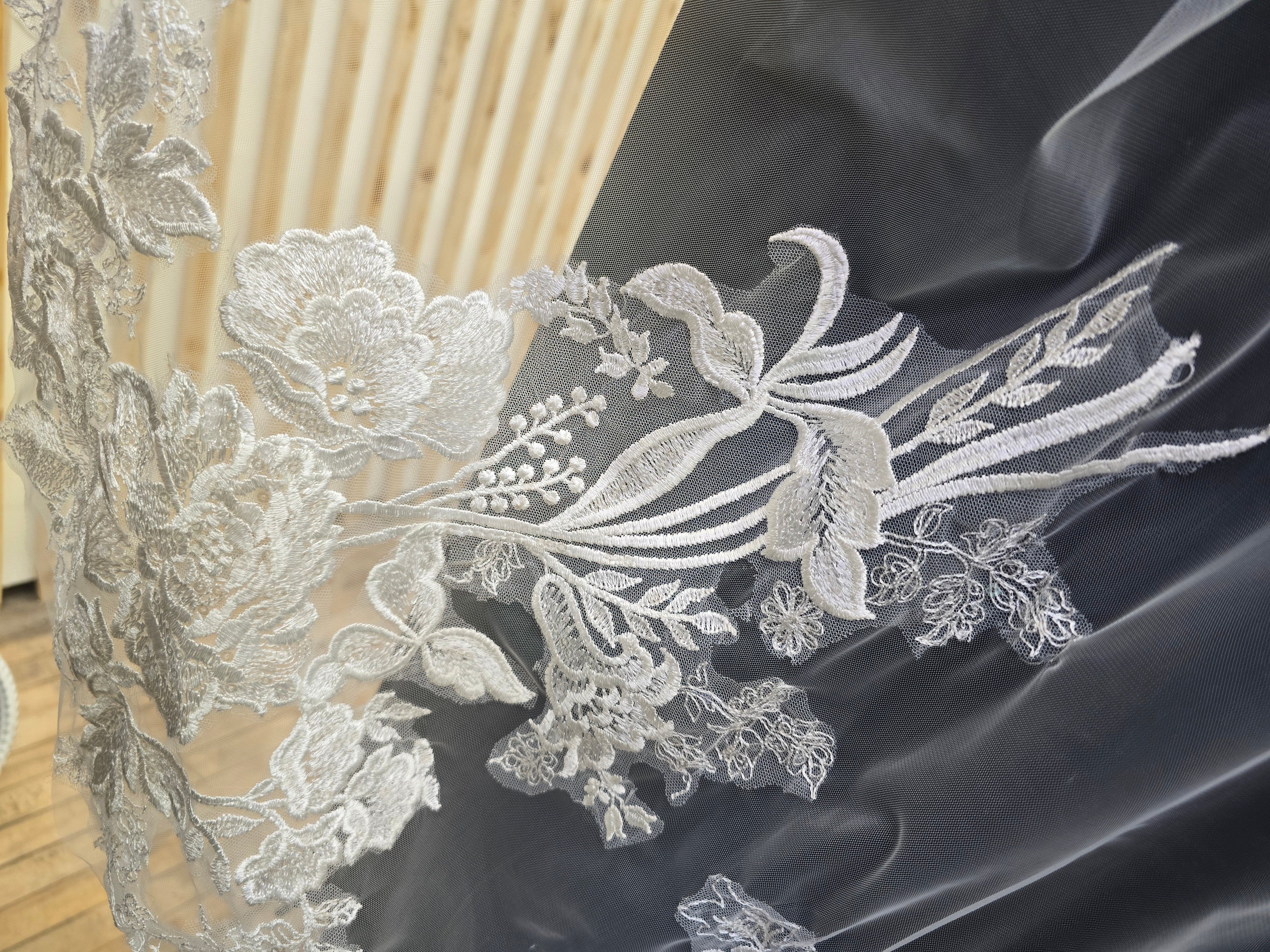 Veil w/ floral appliques