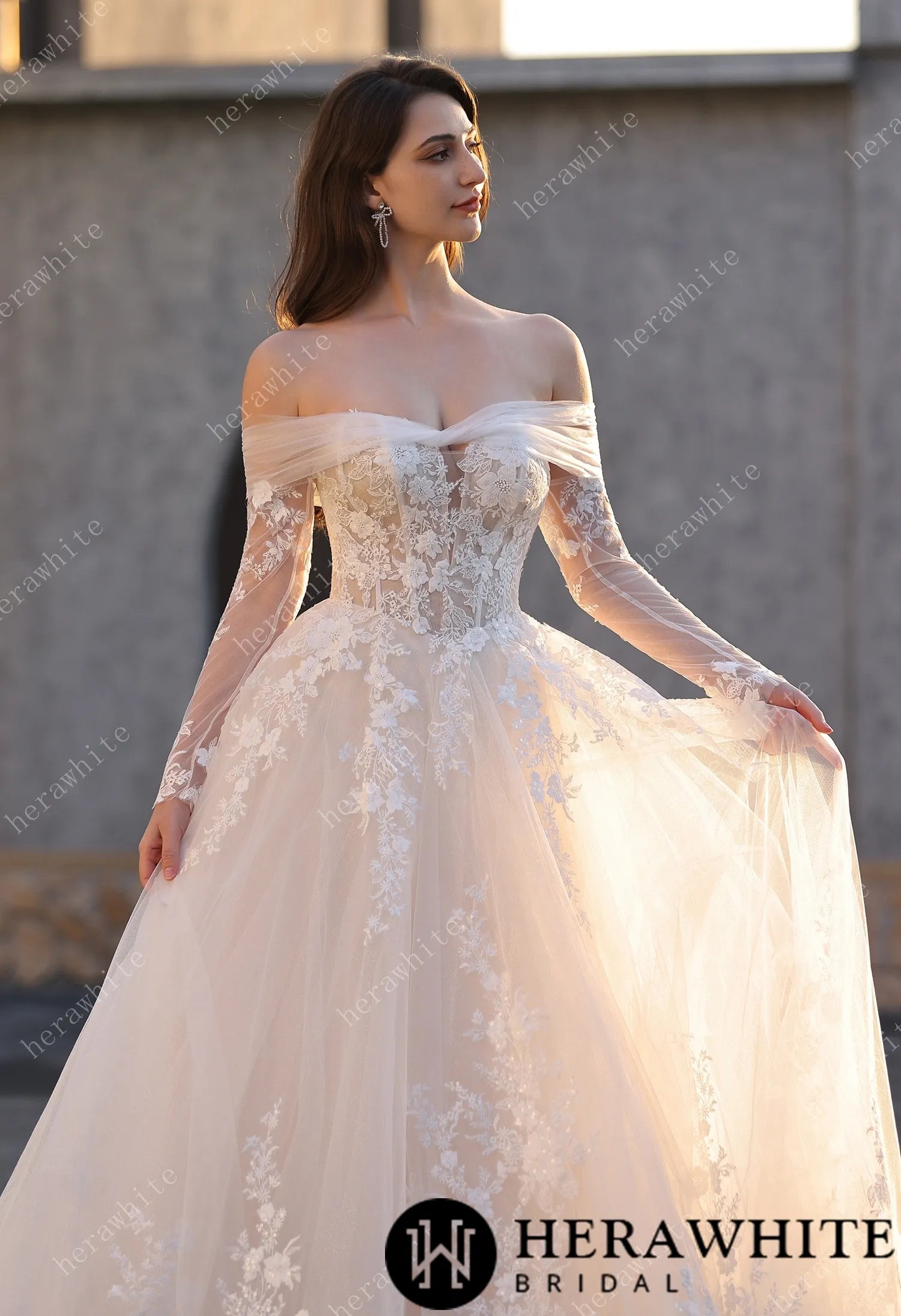 Timeless Romantic Wedding Dress With Detachable Long Sleeves HW3811