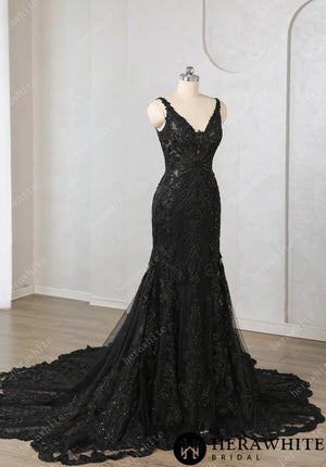 Sleek Trumpet Silhouette Tulle Bridal Gown with Dramatic Cathedral Train HW3692