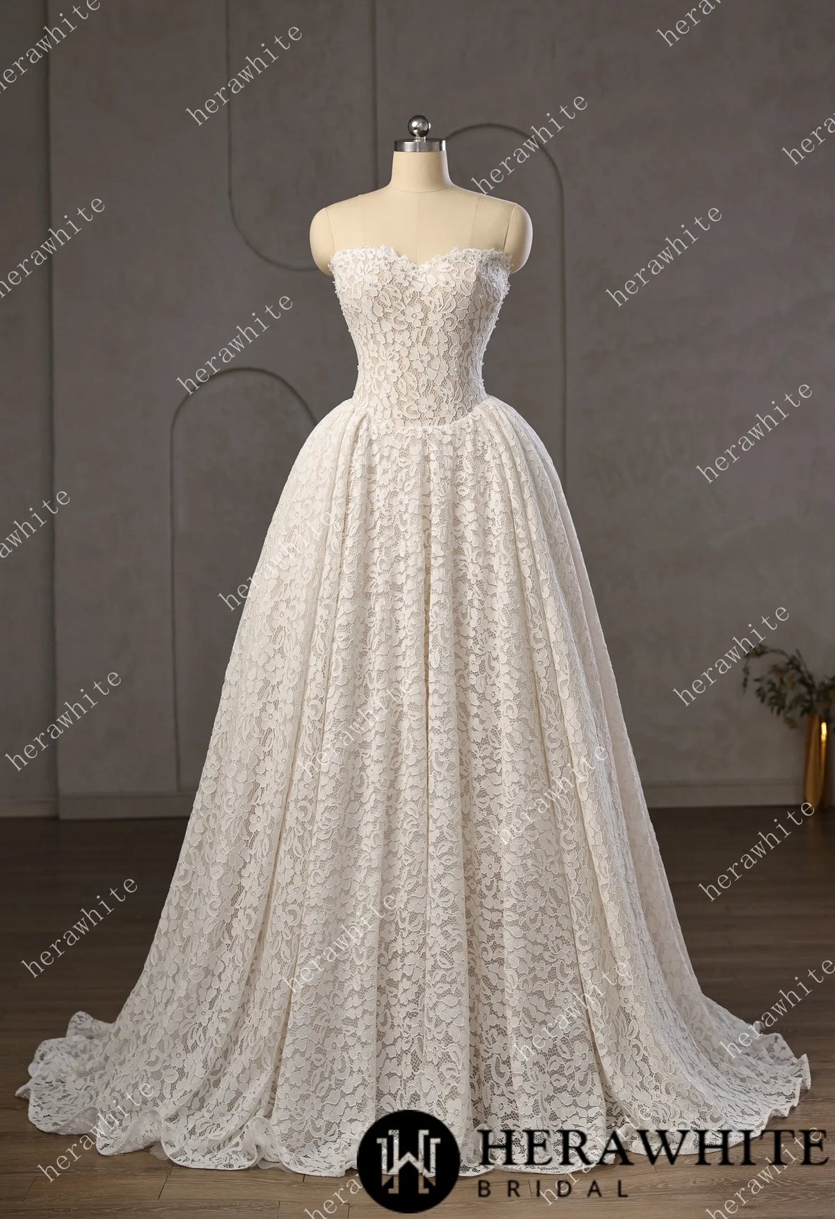 Chantilly Lace Sweetheart Basque Wedding Gown with Pearls Decoration HW3756