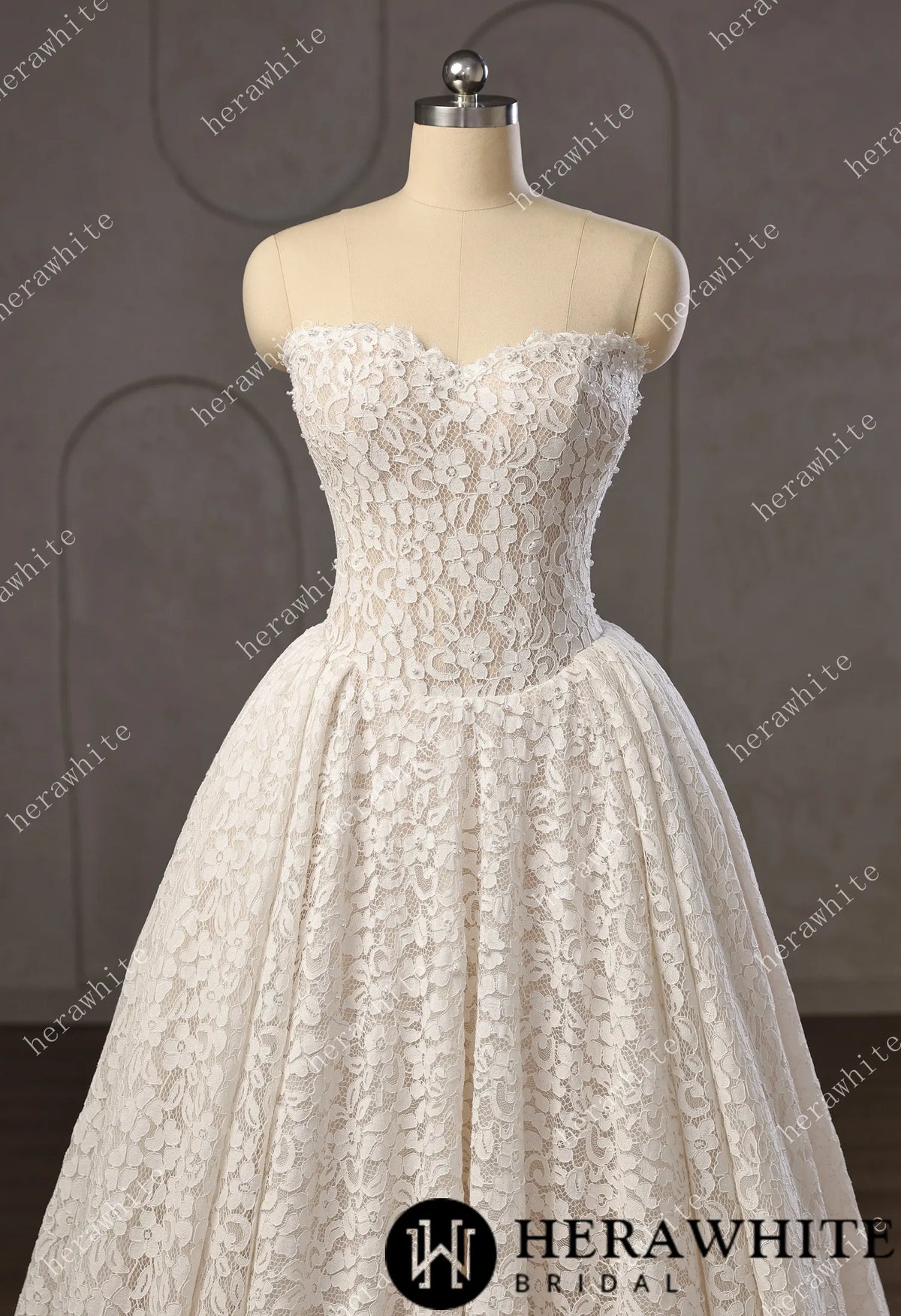 Chantilly Lace Sweetheart Basque Wedding Gown with Pearls Decoration HW3756
