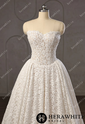 Chantilly Lace Sweetheart Basque Wedding Gown with Pearls Decoration HW3756