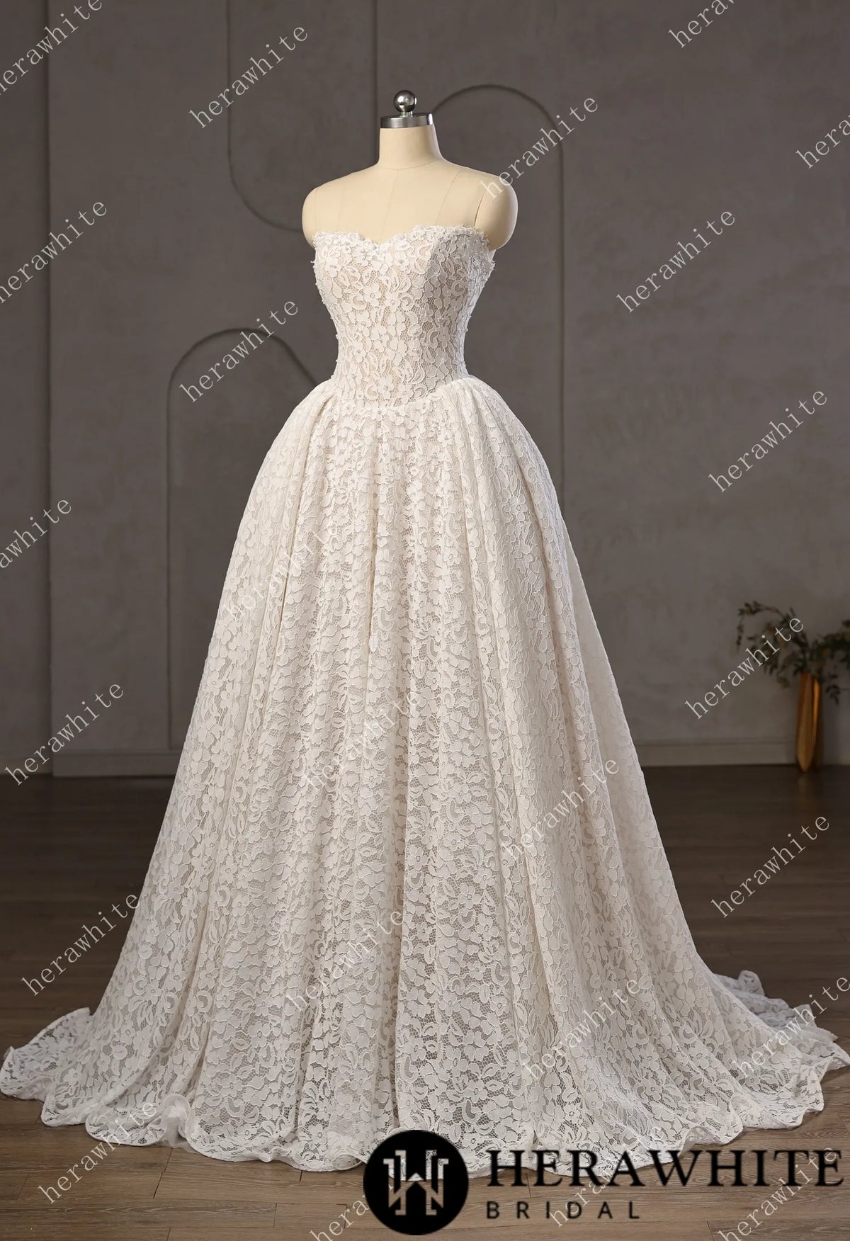 Chantilly Lace Sweetheart Basque Wedding Gown with Pearls Decoration HW3756
