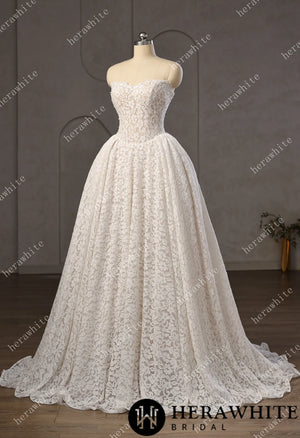 Chantilly Lace Sweetheart Basque Wedding Gown with Pearls Decoration HW3756