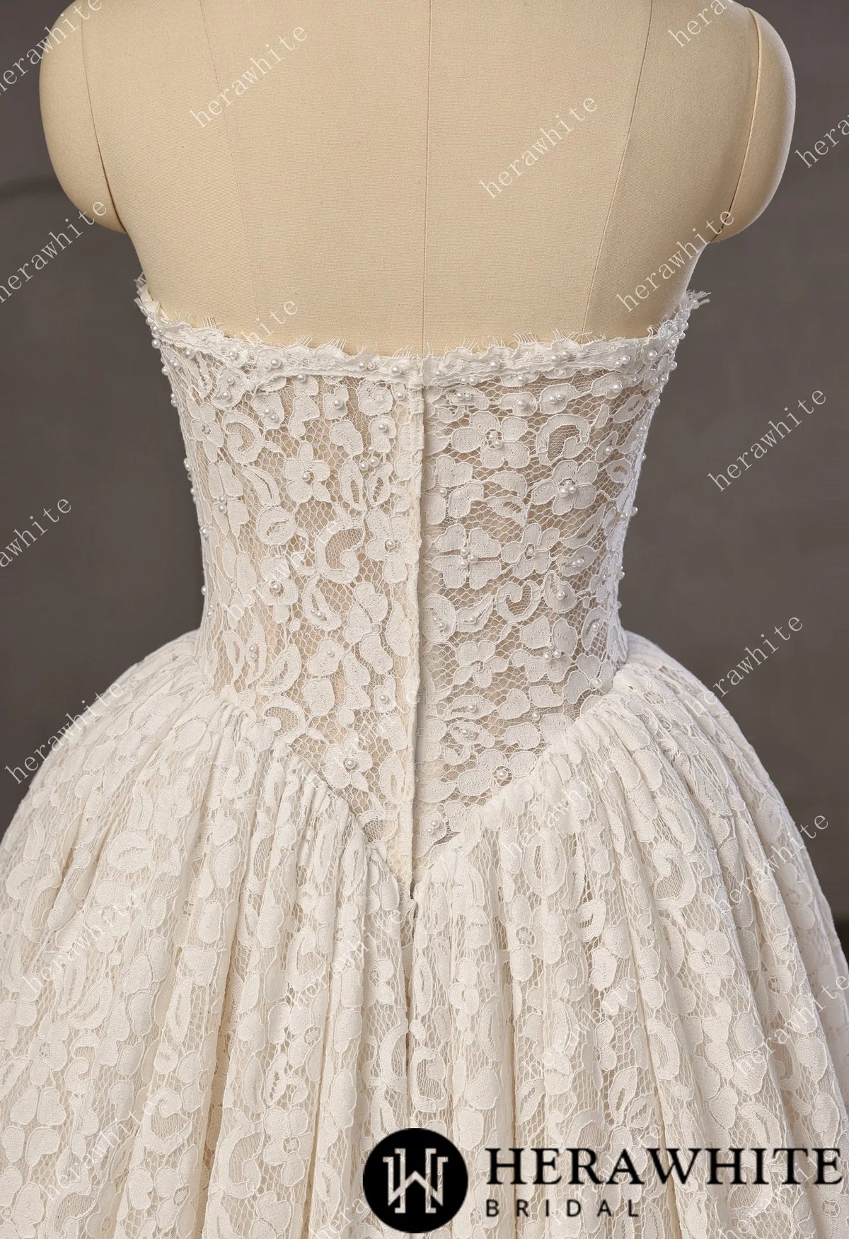 Chantilly Lace Sweetheart Basque Wedding Gown with Pearls Decoration HW3756