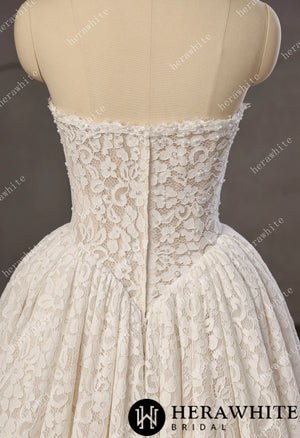 Chantilly Lace Sweetheart Basque Wedding Gown with Pearls Decoration HW3756