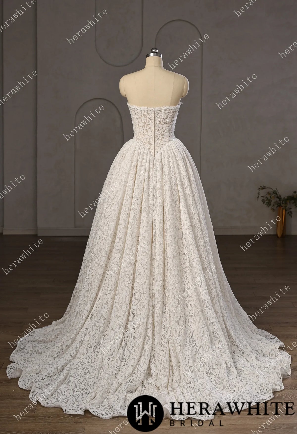 Chantilly Lace Sweetheart Basque Wedding Gown with Pearls Decoration HW3756